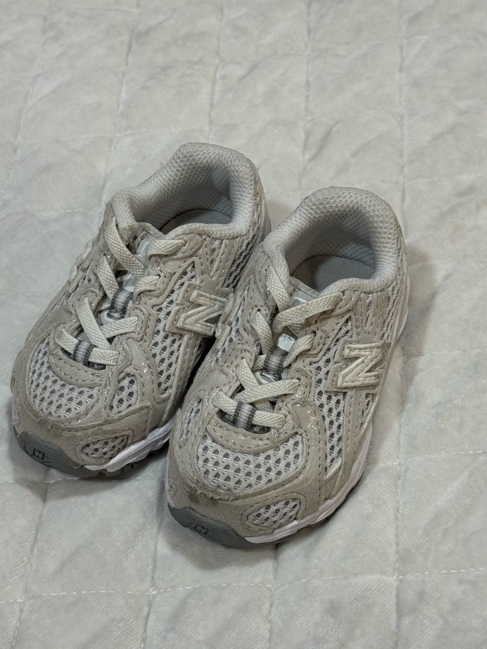 New Balance Kids Mesh Lace-Up Sneakers in Light Gray